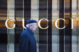 Europa, Deutschland, Hessen, Frankfurt, ein älterer Herr läuft am Modegeschäft 'Gucci' vorbei Europa, Deutschland, Hessen, Frankfurt, ein älterer Herr läuft am Modegeschäft 'Gucci' vorbei