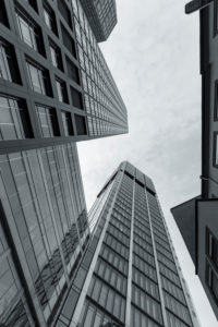 Europa, Deutschland, Hessen, Frankfurt, Hochhäuser im Bankenviertel, Eurotheum und Main Tower an einem wolkigen Tag Europa, Deutschland, Hessen, Frankfurt, Hochhäuser im Bankenviertel, Eurotheum und Main Tower an einem wolkigen Tag