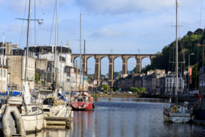 Europa, Frankreich, Bretagne, Morlaix, Blick auf das Eisenbahnviadukt vom Hafen Europa, Frankreich, Bretagne, Morlaix, Blick auf das Eisenbahnviadukt vom Hafen