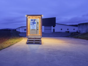 uropa, Deutschloand, Hessen, Petersberg, Verkaufsautomat mit regionalen Lebensmittel an einer Landstraße uropa, Deutschloand, Hessen, Petersberg, Verkaufsautomat mit regionalen Lebensmittel an einer Landstraße