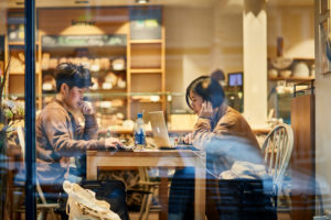 Europa, Deutschland, Hessen, Frankfurt, Berger Straße, ein asiatisches Paar im Kaffee einer Bäckerei Europa, Deutschland, Hessen, Frankfurt, Berger Straße, ein asiatisches Paar im Kaffee einer Bäckerei