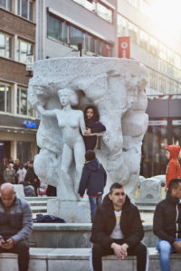 Europa, Deutschland, Hessen, Frankfurt, Zeil, spielende Kinder am Brockhaus-Brunnen Europa, Deutschland, Hessen, Frankfurt, Zeil, spielende Kinder am Brockhaus-Brunnen