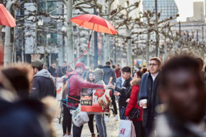Europa, Deutschland, Hessen, Frankfurt, Zeil, Wurstverkäufer mit Bauchladengrill Europa, Deutschland, Hessen, Frankfurt, Zeil, Wurstverkäufer mit Bauchladengrill