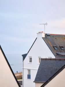 Ein Wohnhaus im Abendlicht in Audierne mit Blick auf das Meer in der Bretagne. Ein Wohnhaus im Abendlicht in Audierne mit Blick auf das Meer in der Bretagne.