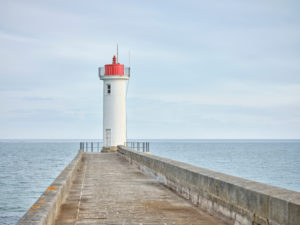 Leuchtturm auf der Mole Raoulic in Audierne in der Bretagne. Leuchtturm auf der Mole Raoulic in Audierne in der Bretagne.