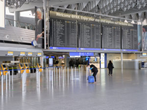 Ein reisender während des Lockdowns wegen der Corona Pandemie in Deutschland am Frankfurter Flughafen mit Gummihandschuhen und Mundschutz. Ein reisender während des Lockdowns wegen der Corona Pandemie in Deutschland am Frankfurter Flughafen mit Gummihandschuhen und Mundschutz.
