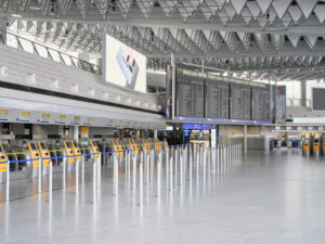 Die menschenleere Abflughalle des Terminals 1 am Frankfurter Flughafen zu Zeiten der Corona Pandemie während des allgemeinen Lockdowns in Deutschland Die menschenleere Abflughalle des Terminals 1 am Frankfurter Flughafen zu Zeiten der Corona Pandemie während des allgemeinen Lockdowns in Deutschland