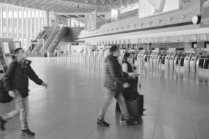 Drei Reisende mit Mundschutz durchqueren die fast menschenleere Abflugshalle des Terminal 1 am Frankfurter Flughafen, während des allgemeinen Lockdowns in Deutschland wegen der Corona Pandemie. Drei Reisende mit Mundschutz durchqueren die fast menschenleere Abflugshalle des Terminal 1 am Frankfurter Flughafen, während des allgemeinen Lockdowns in Deutschland wegen der Corona Pandemie.