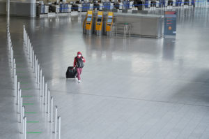 Ein vermummter Reisender durchquert das Terminal 1 am Frankfurter Flughafen, während des allgemeinen Lockdowns in Deutschland wegen der Corona Pandemie. Ein vermummter Reisender durchquert das Terminal 1 am Frankfurter Flughafen, während des allgemeinen Lockdowns in Deutschland wegen der Corona Pandemie.