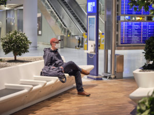 Ein Reisender mit Gesichtsmaske im Wartebereich des Terminal 1 am Frankfurter Flughafen, während des allgemeinen Lockdowns in Deutschland wegen der Corona Pandemie. Ein Reisender mit Gesichtsmaske im Wartebereich des Terminal 1 am Frankfurter Flughafen, während des allgemeinen Lockdowns in Deutschland wegen der Corona Pandemie.