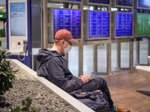 Ein Reisender mit Gesichtsmaske im Wartebereich des Terminal 1 am Frankfurter Flughafen, während des allgemeinen Lockdowns in Deutschland wegen der Corona Pandemie. Ein Reisender mit Gesichtsmaske im Wartebereich des Terminal 1 am Frankfurter Flughafen, während des allgemeinen Lockdowns in Deutschland wegen der Corona Pandemie.