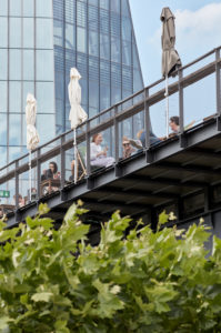 Gäste auf der Aussichtsterrasse des Ausflugslokal Oosten im Frankfurter Ostend, im Hintergrund ist die Fassade der EZB. Gäste auf der Aussichtsterrasse des Ausflugslokal Oosten im Frankfurter Ostend, im Hintergrund ist die Fassade der EZB.