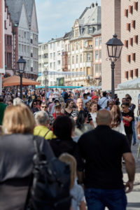 Touristen auf dem Römerberg in Frankfurt an einem sonnigen Nachmittag. Touristen auf dem Römerberg in Frankfurt an einem sonnigen Nachmittag.