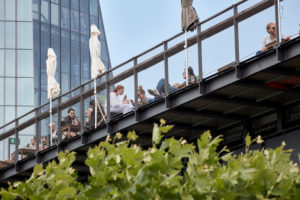 Gäste auf der Aussichtsterrasse des Ausflugslokal Oosten im Frankfurter Ostend, im Hintergrund ist die Fassade der EZB. Gäste auf der Aussichtsterrasse des Ausflugslokal Oosten im Frankfurter Ostend, im Hintergrund ist die Fassade der EZB.