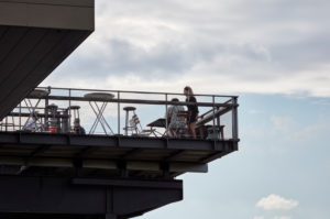 Gäste auf der Ausflugsterrasse des Ausflugslokals Oosten in Frankfurt vor wolkenbehangenem Himmel. Gäste auf der Ausflugsterrasse des Ausflugslokals Oosten in Frankfurt vor wolkenbehangenem Himmel.