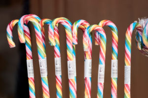 Ein Stand mit bunten Zuckerstangen während der Mainspiele Ferienaktion für Kinder in Frankfurt. Ein Stand mit bunten Zuckerstangen während der Mainspiele Ferienaktion für Kinder in Frankfurt.