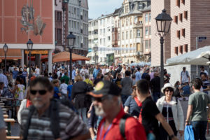Touristen auf dem Römerberg in Frankfurt an einem sonnigen Nachmittag. Touristen auf dem Römerberg in Frankfurt an einem sonnigen Nachmittag.