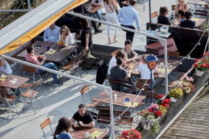 Gäste an einem Sommernachmittag auf einem Restaurantschiff auf dem Main in Frankfurt. Gäste an einem Sommernachmittag auf einem Restaurantschiff auf dem Main in Frankfurt.