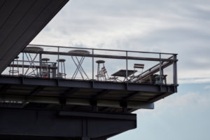 Tisch und Stuhl warten auf Gäste auf der Ausflugsterrasse des Ausflugslokals Oosten, vor wolkenbehangenen Himmel. Tisch und Stuhl warten auf Gäste auf der Ausflugsterrasse des Ausflugslokals Oosten, vor wolkenbehangenen Himmel.