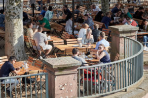 Gäste in einer Gartenwirtschaft an einem sonnigen Nachmittag am Eisernen Steg in Frankfurt. Gäste in einer Gartenwirtschaft an einem sonnigen Nachmittag am Eisernen Steg in Frankfurt.