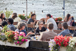 Gäste an einem Sommernachmittag auf einem Restaurantschiff auf dem Main in Frankfurt. Gäste an einem Sommernachmittag auf einem Restaurantschiff auf dem Main in Frankfurt.