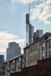 Blick vom Frankfurter Mainufer auf die Commerzbank und den Taunusturm mit den Wohnhäusern am Mainkai im Vordergrund. Blick vom Frankfurter Mainufer auf die Commerzbank und den Taunusturm mit den Wohnhäusern am Mainkai im Vordergrund.