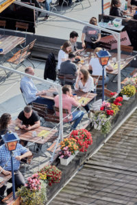 Gäste an einem Sommernachmittag auf einem Restaurantschiff auf dem Main in Frankfurt. Gäste an einem Sommernachmittag auf einem Restaurantschiff auf dem Main in Frankfurt.