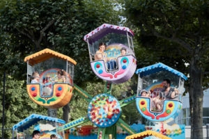 Kinder auf einem kleinen Riesenrad in Frankfurt während der Mainspiele. Kinder auf einem kleinen Riesenrad in Frankfurt während der Mainspiele.