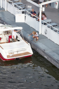 Ein Paar legt mit seinem Motorboot von der Außenseite eines Ausflugsschiffs auf dem Main in Frankfurt ab. Ein Paar legt mit seinem Motorboot von der Außenseite eines Ausflugsschiffs auf dem Main in Frankfurt ab.