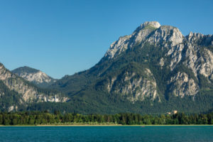Blick über den Forgensee zu Schloss Neuschwanstein und Hohenschwangau, Tannheimer Berge, Allgäu, Schwaben, Oberbayern, Deutschland Blick über den Forgensee zu Schloss Neuschwanstein und Hohenschwangau, Tannheimer Berge, Allgäu, Schwaben, Oberbayern, Deutschland