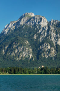 Blick über den Forgensee zu Schloss Hohenschwangau und den Tannheimer Bergen, Allgäu, Schwaben, Oberbayern, Deutschland Blick über den Forgensee zu Schloss Hohenschwangau und den Tannheimer Bergen, Allgäu, Schwaben, Oberbayern, Deutschland