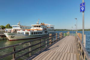 Rundfahrtschiff am Anleger, Prien am Chiemsee, Oberbayern, Deutschland Rundfahrtschiff am Anleger, Prien am Chiemsee, Oberbayern, Deutschland