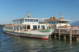 Touristen verlassen ein Rundfahrtschiff, Prien am Chiemsee, Oberbayern, Deutschland Touristen verlassen ein Rundfahrtschiff, Prien am Chiemsee, Oberbayern, Deutschland