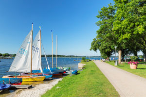 Segelboote an der Promenade, Prien am Chiemsee, Oberbayern, Deutschland Segelboote an der Promenade, Prien am Chiemsee, Oberbayern, Deutschland