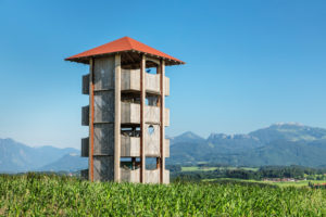 Aussichtstum auf der Ratzinger Höhe mit Blick zu den Chiemgauer Alpen mit Kampenwand, Riemsting, Oberbayern, Deutschland Aussichtstum auf der Ratzinger Höhe mit Blick zu den Chiemgauer Alpen mit Kampenwand, Riemsting, Oberbayern, Deutschland