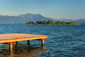 Blick zur Fraueninsel bei Sonnenuntergang, Gstadt am Chiemsee, Oberbayern, Deutschland Blick zur Fraueninsel bei Sonnenuntergang, Gstadt am Chiemsee, Oberbayern, Deutschland