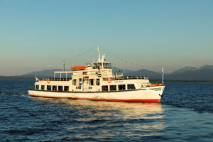 Ausflugsschiff auf dem Chiemsee bei Sonnenuntergang, Oberbayern, Deutschland Ausflugsschiff auf dem Chiemsee bei Sonnenuntergang, Oberbayern, Deutschland