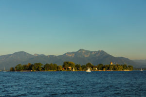 Fraueninsel bei Sonnenuntergang, Gstadt am Chiemsee, Oberbayern, Deutschland Fraueninsel bei Sonnenuntergang, Gstadt am Chiemsee, Oberbayern, Deutschland