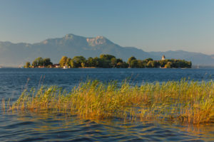 Blick zur Fraueninsel bei Sonnenuntergang, Gstadt am Chiemsee, Oberbayern, Deutschland Blick zur Fraueninsel bei Sonnenuntergang, Gstadt am Chiemsee, Oberbayern, Deutschland