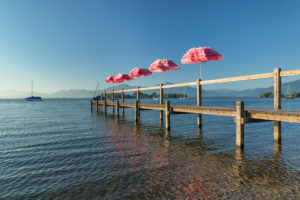 Badesteg am Chiemsee mit Blick zur Fraueninsel, Gstadt, Chiemgau, Oberbayern, Deutschland Badesteg am Chiemsee mit Blick zur Fraueninsel, Gstadt, Chiemgau, Oberbayern, Deutschland