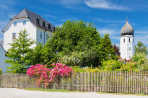 Klostergarten und Glockenturm von Kloster Frauenwörth auf der Fraueninsel, Chiemsee, Oberbayern, Deutschland Klostergarten und Glockenturm von Kloster Frauenwörth auf der Fraueninsel, Chiemsee, Oberbayern, Deutschland