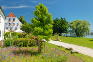 Restaurant Klosterwirt am Kloster Frauenwörth auf der Fraueninsel, Chiemsee, Oberbayern, Deutschland Restaurant Klosterwirt am Kloster Frauenwörth auf der Fraueninsel, Chiemsee, Oberbayern, Deutschland