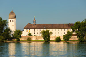 Fraueninsel im Chiemsee mit Kloster Frauenwöth bei Sonnenuntergang, Oberbayern, Deutschland Fraueninsel im Chiemsee mit Kloster Frauenwöth bei Sonnenuntergang, Oberbayern, Deutschland