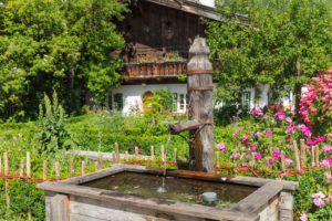 Brunnen und Polznkasparhaus und Kirche St.Martin am Mohrenplatz, Garmisch-Partenkirchen, Oberbayern, Bayern, Deutschland Brunnen und Polznkasparhaus und Kirche St.Martin am Mohrenplatz, Garmisch-Partenkirchen, Oberbayern, Bayern, Deutschland