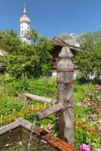 Brunnen und Polznkasparhaus und Kirche St.Martin am Mohrenplatz, Garmisch-Partenkirchen, Oberbayern, Bayern, Deutschland Brunnen und Polznkasparhaus und Kirche St.Martin am Mohrenplatz, Garmisch-Partenkirchen, Oberbayern, Bayern, Deutschland
