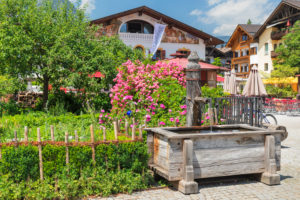 Brunnen am Mohrenplatz, Garmisch-Partenkirchen, Oberbayern, Bayern, Deutschland Brunnen am Mohrenplatz, Garmisch-Partenkirchen, Oberbayern, Bayern, Deutschland