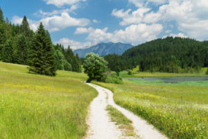 Weg am Geroldsee mit Blick zum Karwendelgebirge bei Klais, Oberbayern, Bayern, Deutschland Weg am Geroldsee mit Blick zum Karwendelgebirge bei Klais, Oberbayern, Bayern, Deutschland