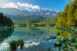 Eibsee gegen Zugspitze, bei Grainau, Werdenfelser Land, Bayern, Deutschland Eibsee gegen Zugspitze, bei Grainau, Werdenfelser Land, Bayern, Deutschland