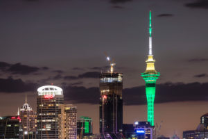 Sky Tower und Skyline von Auckland bei Nacht, Nordinsel, Neuseeland, Ozeanien Sky Tower und Skyline von Auckland bei Nacht, Nordinsel, Neuseeland, Ozeanien