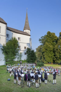 Musikserenade vor Schloss Pertenstein, Traunreut, Chiemgau, Oberbayern, Bayern, Süddeutschland, Deutschland, Europa Musikserenade vor Schloss Pertenstein, Traunreut, Chiemgau, Oberbayern, Bayern, Süddeutschland, Deutschland, Europa